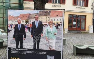 Read more about the article Președintele Iohannis a transmis, astăzi, mesajul său de Anul Nou. Între timp una dintre fotografiile sale din campanie a fost vandalizată, la  Festivalul Internațional de Fotografie Focus Sibiu 2021