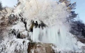 Read more about the article A înghețat cascada cu apă termală din Toplița