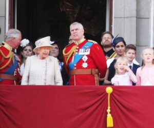 Read more about the article Regina Elisabeta a II-a i-a retras prințului Andrew gradele militare și dreptul de a folosi titlul de Alteță Regală
