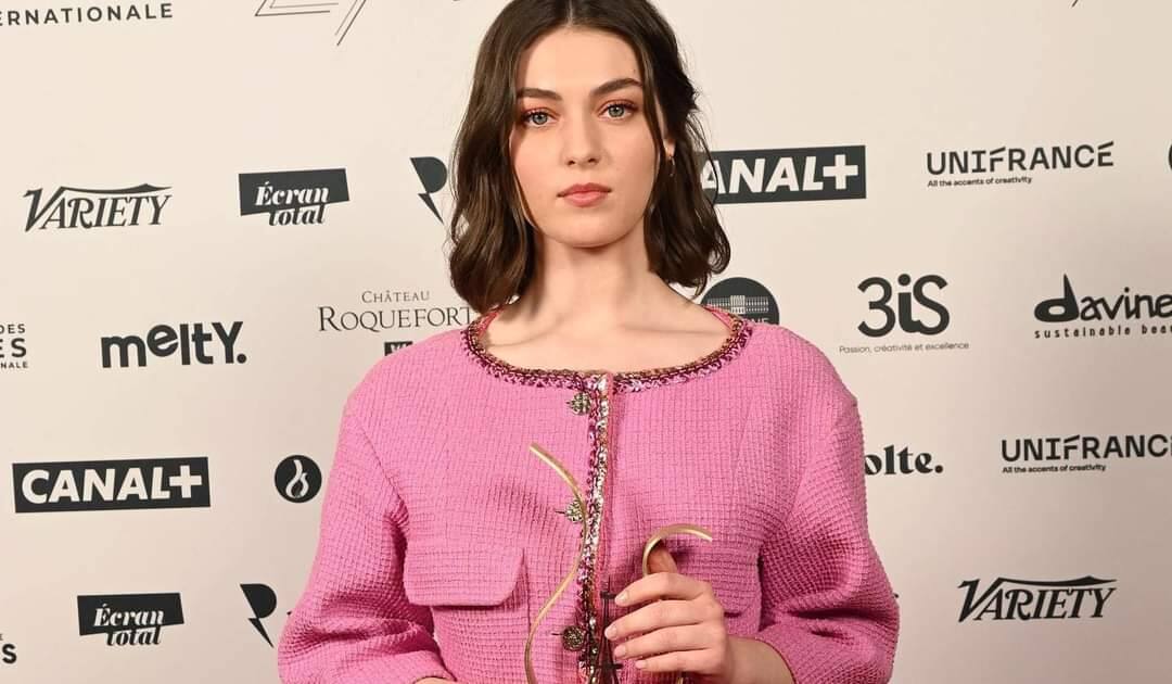 You are currently viewing Cea mai bună actriţă din Franţa, Anamaria Vartolomei, este o româncă din Dărmăneşti, Bacău