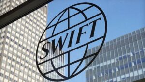 Read more about the article Rusia amenință că nu va mai livra gaze, petrol și metale către țările europene dacă va fi deconectată de la sistemul internațional de plăți SWIFT