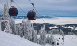 Read more about the article Vântul puternic a oprit funcționarea transportului pe cablu în Poiana Brașov și Sinaia