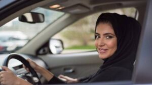 Read more about the article Femeilor din Arabia Saudită li se permite să lucreze ca șofer de taxi