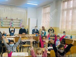 Read more about the article Materiale didactice, oferite copiilor din Schela Mare de către consilierul județean Gabriel Purcaru și preotul parohiei