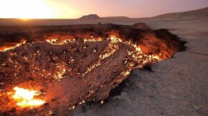 Read more about the article Preşedintele Turkmenistanului vrea să închidă „Poarta Iadului”, care arde de 50 de ani