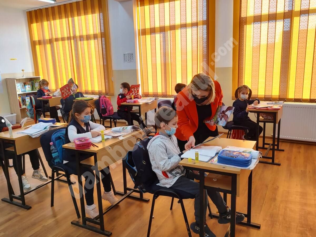 You are currently viewing Prefectul Județului Dâmboviţa prezent la Școala Gimnazială din Lazuri, cu ocazia Zilei Naționale a Lecturii