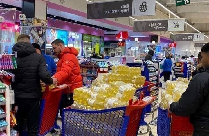 You are currently viewing După coada din benzinării, românii s-au aşezat la coadă la ulei