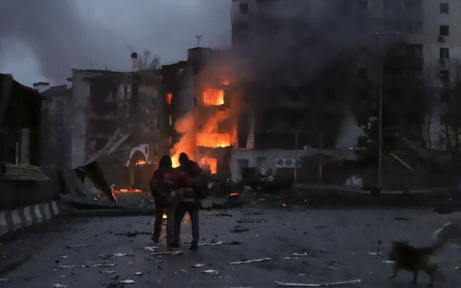You are currently viewing Echipă de la Sky News, prinsă într-o ambuscadă în Ucraina. Reporterul a fost rănit, cameramanul salvat de vesta antiglonţ