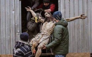 Read more about the article Statuia lui Iisus, de la catedrala din Lvov a fost scoasă și dusă într-un buncăr, de teama bombardamentelor