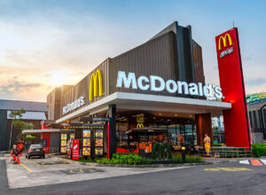 Read more about the article McDonald’s închide restaurantele din Rusia și Ucraina,  dar continuă să plătească angajaţii