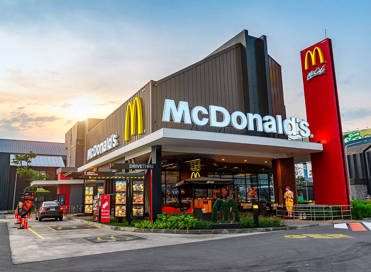 You are currently viewing McDonald’s închide restaurantele din Rusia și Ucraina,  dar continuă să plătească angajaţii