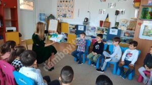 Read more about the article Directorul Bibliotecii Județene le-a citit, astăzi, povești preșcolarilor târgovișteni