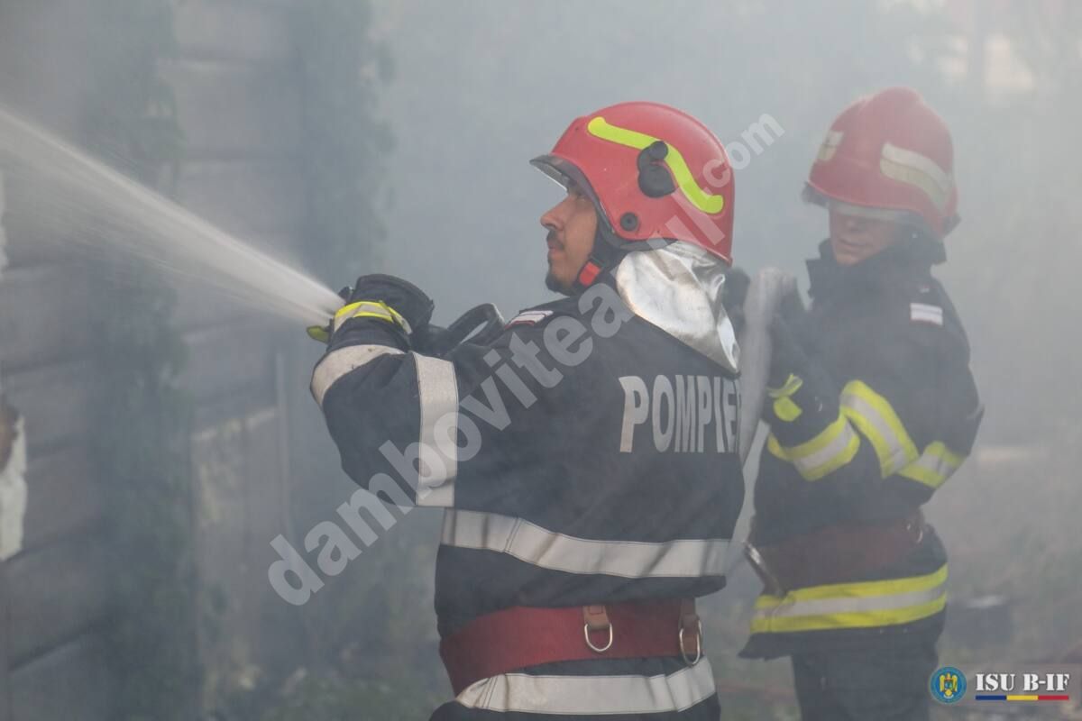 You are currently viewing Depozit în flăcări, în comuna Cojasca! Pompierii au intervenit!
