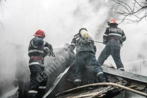 Read more about the article Incendiu puternic la o casă din Petrești. Pompierii au intervenit!