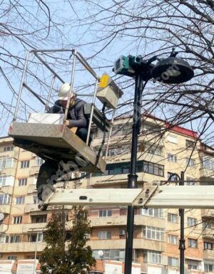 Read more about the article Administrația locală târgovișteană a găsit soluția pentru îndepărtarea păsărilor deranjante din centrul orașului