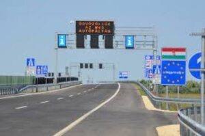 Read more about the article Ungaria s-a răzgândit şi lasă refugiaţii ucraineni să treacă graniţa fără paşaport biometric sau viză
