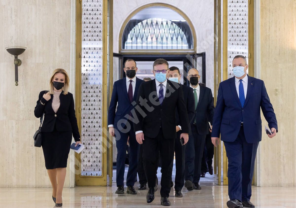 You are currently viewing Miniştrii Cabinetului Ciucă sunt aşteptaţi, mâine, la şedinţa coaliţiei. Surse liberale vorbesc despre remanieri