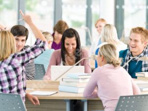 Read more about the article Organizațiile studențești reclamă „haosul” şi „vacanţele forţate” provocate de Ministerul Educaţiei