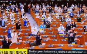Read more about the article Președintele Zelenski a fost întâmpinat cu ovații, în picioare, în timp ce s-a adresat Parlamentului European