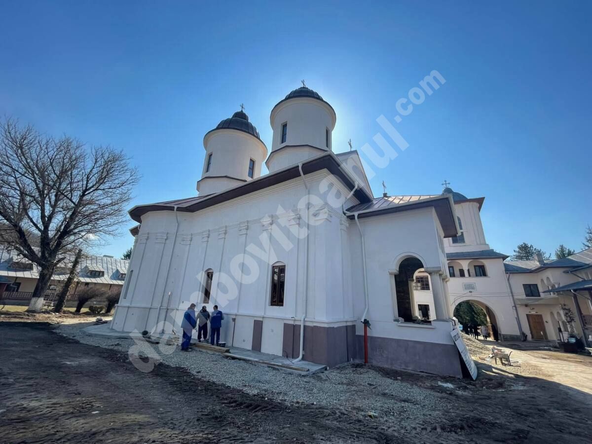 You are currently viewing Lucrările de restaurare și consolidare a Bisericii Sfântul Gheorghe, din cadrul Mănăstirii Viforâta, au intrat în linie dreaptă
