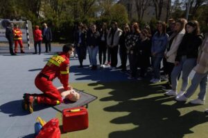 Read more about the article Elevii din 15 școli prahovene participă la cursuri de acordare a primului ajutor în cadrul programului de educație sanitară „Învăț și salvez”