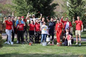 Read more about the article Tinerii social-democrați din Aninoasa, împreună cu primarul comunei, au readus la viața parcul din fața Centrului Cultural