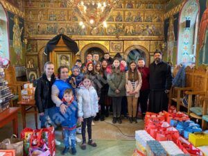 Read more about the article DARURI OFERITE COPIILOR LA PAROHIA CREVEDIA II DIN ARHIEPISCOPIA TÂRGOVIȘTEI