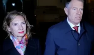 Read more about the article Klaus Iohannis și soția sa au participat la slujba de Înviere oficiată la Biserica Romano-Catolică din Piaţa Mare a Sibiului