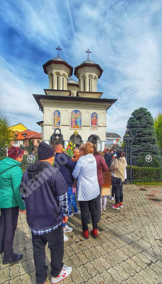 You are currently viewing Mii de târgovișteni au mers, astăzi, la biserică, să „treacă pe sub masă”