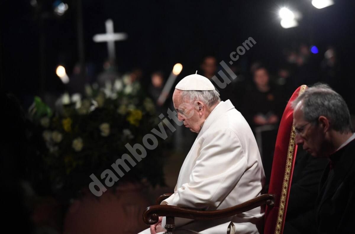 You are currently viewing Via Crucis a revenit, după trei ani de pauză. La oprirea a 13-a, două femei, Albina din Rusia şi Irina din Ucraina au purtat Crucea