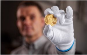 Read more about the article Monetăria Regală a Marii Britanii a emis o monedă de 5 lire pentru a marca împlinirea vârstei de 40 de ani de către prinţul William