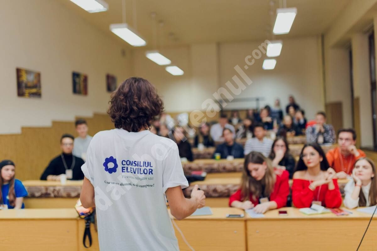 You are currently viewing Consiliul Naţional al Elevilor: „Educația rămâne în sapă de lemn!”