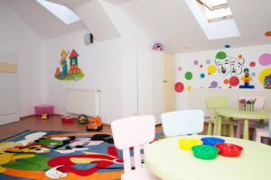 Read more about the article O educatoare de la o creşă din Piteşti a fost reţinută pentru că a agresat mai mulţi copii