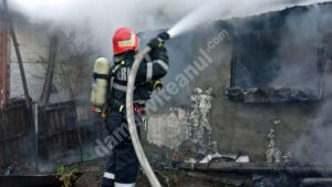 Read more about the article O casă din comuna Vișina a fost cuprinsă de flăcări. Pompierii au intervenit!