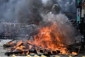 Read more about the article Sute de mii de europeni au ieșit în stradă, de 1 mai, pentru a protesta împotriva creșterii prețurilor