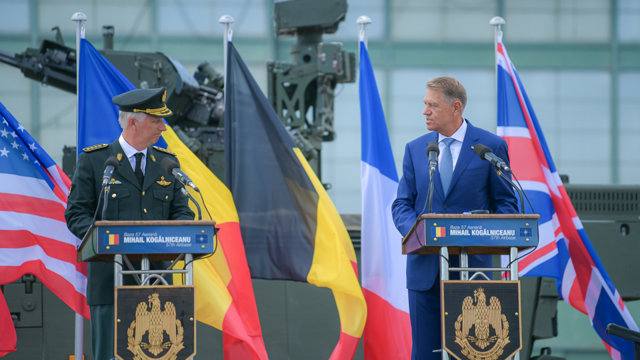 You are currently viewing Regele Belgiei, Philippe, a fost primit la Baza  „Mihail Kogălniceanu” de Iohannis