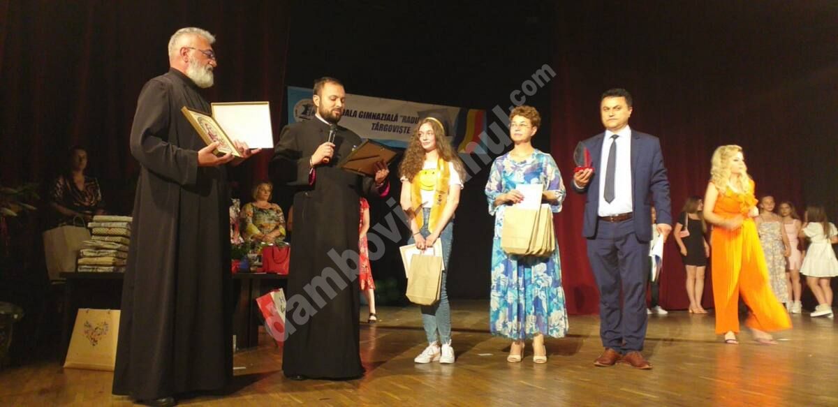 You are currently viewing PAROHIA SF. DUMITRU DIN TÂRGOVIȘTE A OFERIT PREMII PENTRU 100 DE ELEVI
