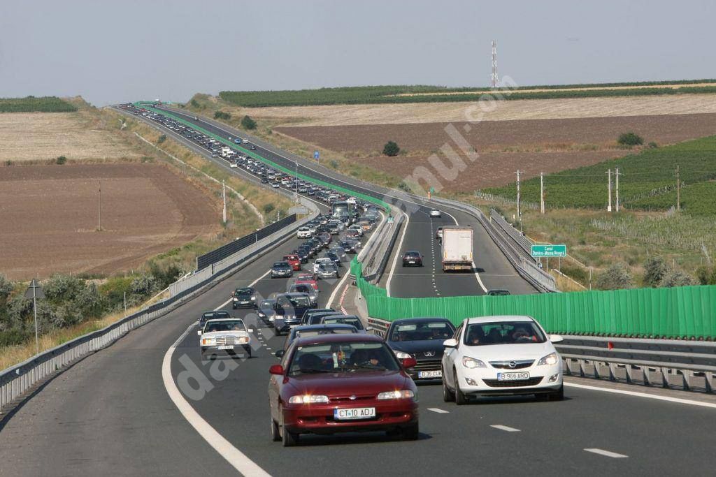 You are currently viewing Trafic intens şi coloane de maşini lungi de kilometri, pe rutele dinspre mare şi munte către Capitală