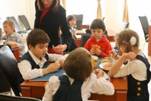 Read more about the article Programul „Masa caldă” va fi extins, din toamnă, în 300 de școli