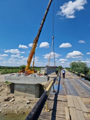 Read more about the article Se montează grinzile noului pod de peste Ialomiţa, din satul Ibrianu, comuna Cornești