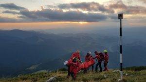 Read more about the article Intervenție dificilă pentru salvamontiștii, care fac eforturi de a coborî din Bucegi un turist supraponderal