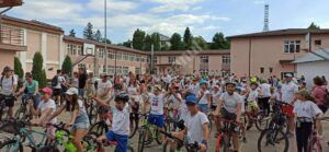 Read more about the article Elevii și cadrele didactice ale Școlii Coresi din Târgoviște au participat, aseară, la Turul de ciclism, ediția a XXI-a
