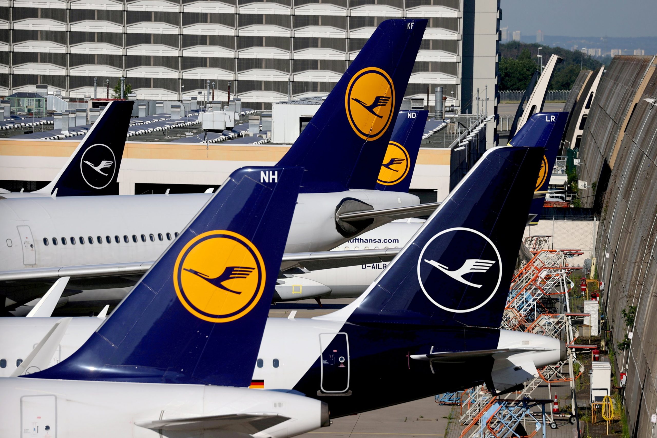 You are currently viewing Lufthansa anulează aproape toate zborurile programate miercuri în Germania