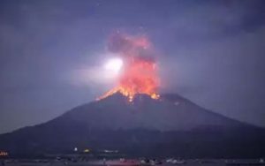 Read more about the article A erupt vulcanul Sakurajima din Japonia