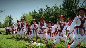 Read more about the article Seniorii liberali organizează o tabără de vară cu specific popular, pentru copii