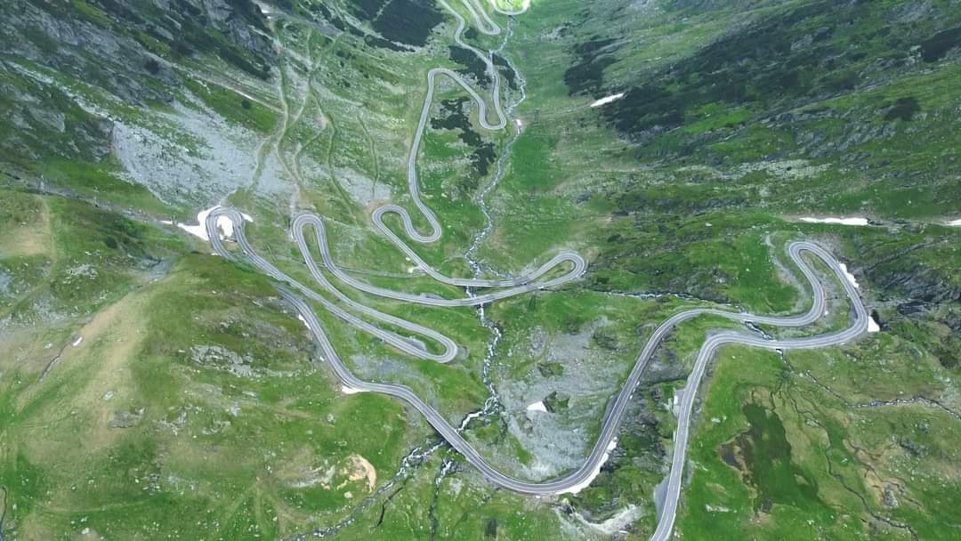 You are currently viewing Circulația este blocată în totalitate pe DN7C Transfăgărășan, din cauza a 8 metri cubi de pietre care au căzut pe șosea