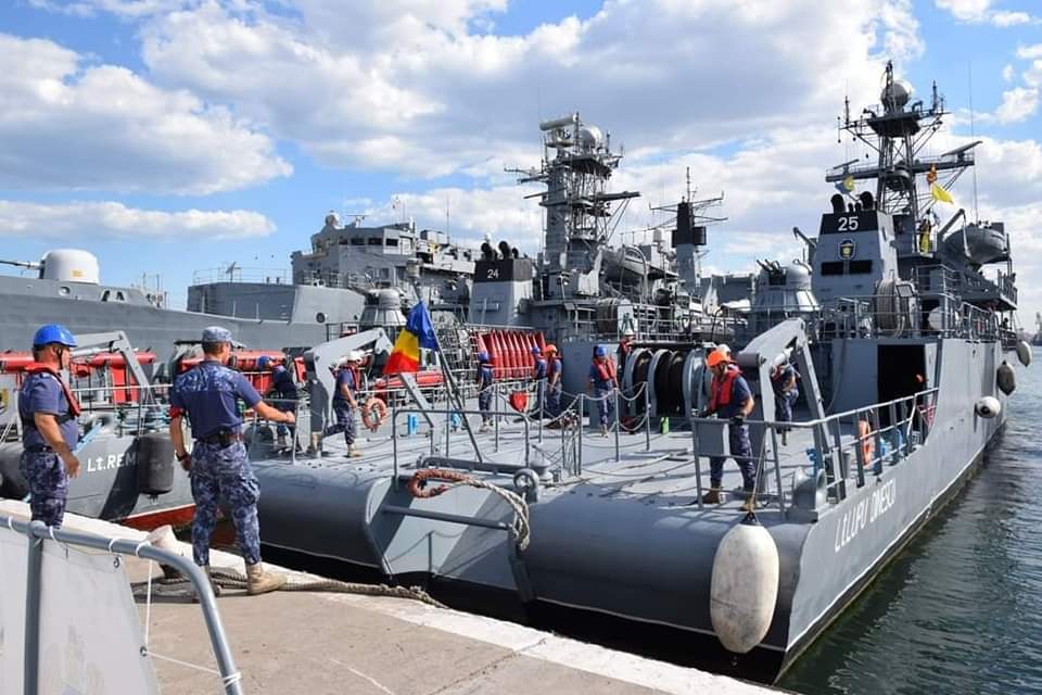 You are currently viewing Forțele Navale Române participă cu trei nave militare, în Bulgaria, la exercițiul multinațional „Breeze 22”