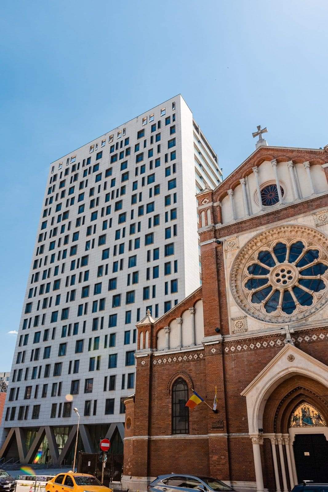 You are currently viewing Nicușor Dan demolează Cathedral Plaza, clădirea construită ilegal în vecinătatea Catedralei Romano-Catolice din București