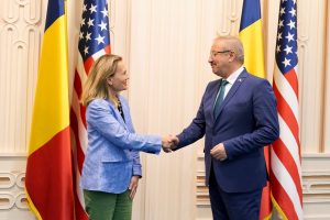 Read more about the article Vasile Dîncu a primit-o la sediul MApN pe ambasadoarea SUA la NATO, Julianne Smith