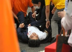 Read more about the article Fostul premier japonez Shinzo Abe a murit, după ce a fost împuşcat în timpul unui discurs electoral